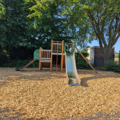 Bild vom Spielplatz anzeigen.