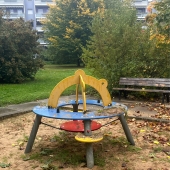 Bild vom Spielplatz anzeigen.