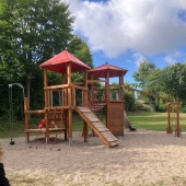Bild vom Spielplatz anzeigen.