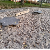 Bild vom Spielplatz anzeigen.