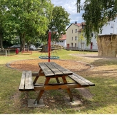 Bild vom Spielplatz anzeigen.