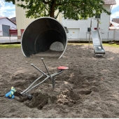 Bild vom Spielplatz anzeigen.