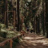 Bild vom Spielplatz anzeigen.