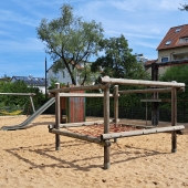 Bild vom Spielplatz anzeigen.
