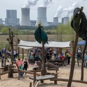 Bild vom Spielplatz anzeigen.