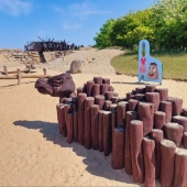 Bild vom Spielplatz anzeigen.