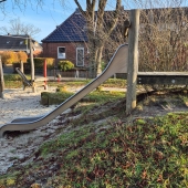 Bild vom Spielplatz anzeigen.