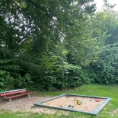 Bild vom Spielplatz anzeigen.