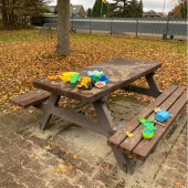 Bild vom Spielplatz anzeigen.