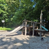 Bild vom Spielplatz anzeigen.