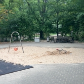 Bild vom Spielplatz anzeigen.