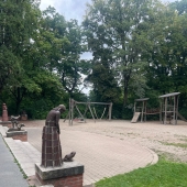 Bild vom Spielplatz anzeigen.