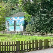 Bild vom Spielplatz anzeigen.