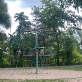 Bild vom Spielplatz anzeigen.