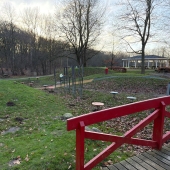 Bild vom Spielplatz anzeigen.