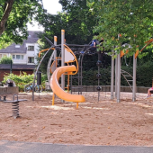 Bild vom Spielplatz anzeigen.