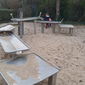 Bild vom Spielplatz anzeigen.