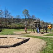 Bild vom Spielplatz anzeigen.
