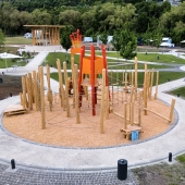 Bild vom Spielplatz anzeigen.