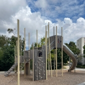 Bild vom Spielplatz anzeigen.
