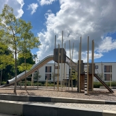 Bild vom Spielplatz anzeigen.