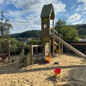Bild vom Spielplatz anzeigen.