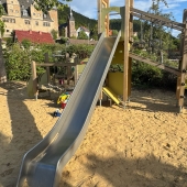 Bild vom Spielplatz anzeigen.