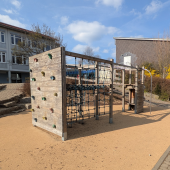 Bild vom Spielplatz anzeigen.