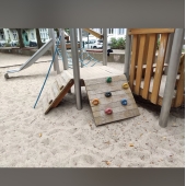 Bild vom Spielplatz anzeigen.