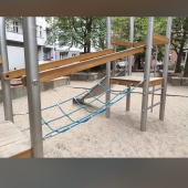 Bild vom Spielplatz anzeigen.