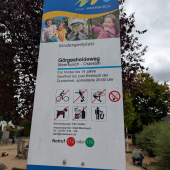 Bild vom Spielplatz anzeigen.
