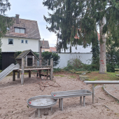 Bild vom Spielplatz anzeigen.