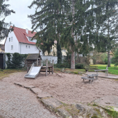 Bild vom Spielplatz anzeigen.