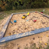 Bild vom Spielplatz anzeigen.