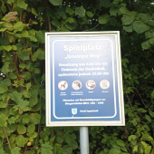 Bild vom Spielplatz anzeigen.