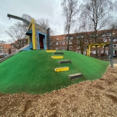 Bild vom Spielplatz anzeigen.