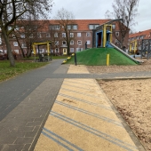 Bild vom Spielplatz anzeigen.