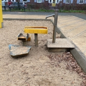 Bild vom Spielplatz anzeigen.