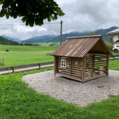 Bild vom Spielplatz anzeigen.