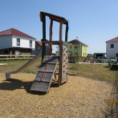 Bild vom Spielplatz anzeigen.