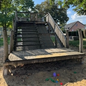 Bild vom Spielplatz anzeigen.
