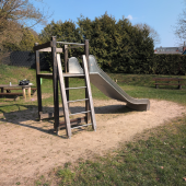 Bild vom Spielplatz anzeigen.