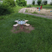 Bild vom Spielplatz anzeigen.
