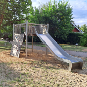 Bild vom Spielplatz anzeigen.