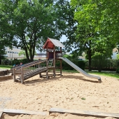 Bild vom Spielplatz anzeigen.