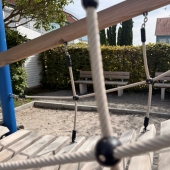 Bild vom Spielplatz anzeigen.