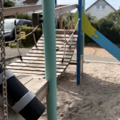 Bild vom Spielplatz anzeigen.