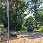 Bild vom Spielplatz anzeigen.