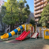 Bild vom Spielplatz anzeigen.