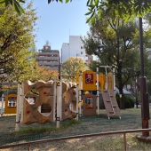 Bild vom Spielplatz anzeigen.